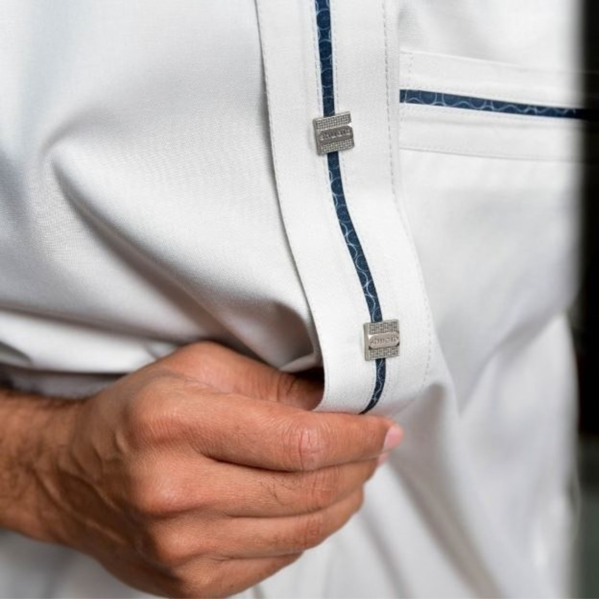 Qamis Blanc Perle – Finition  Émiratie