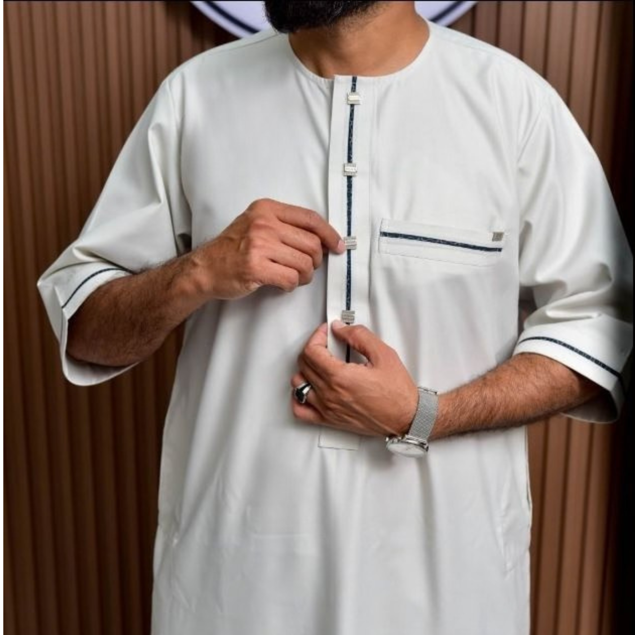 Qamis Blanc Perle – Finition  Émiratie