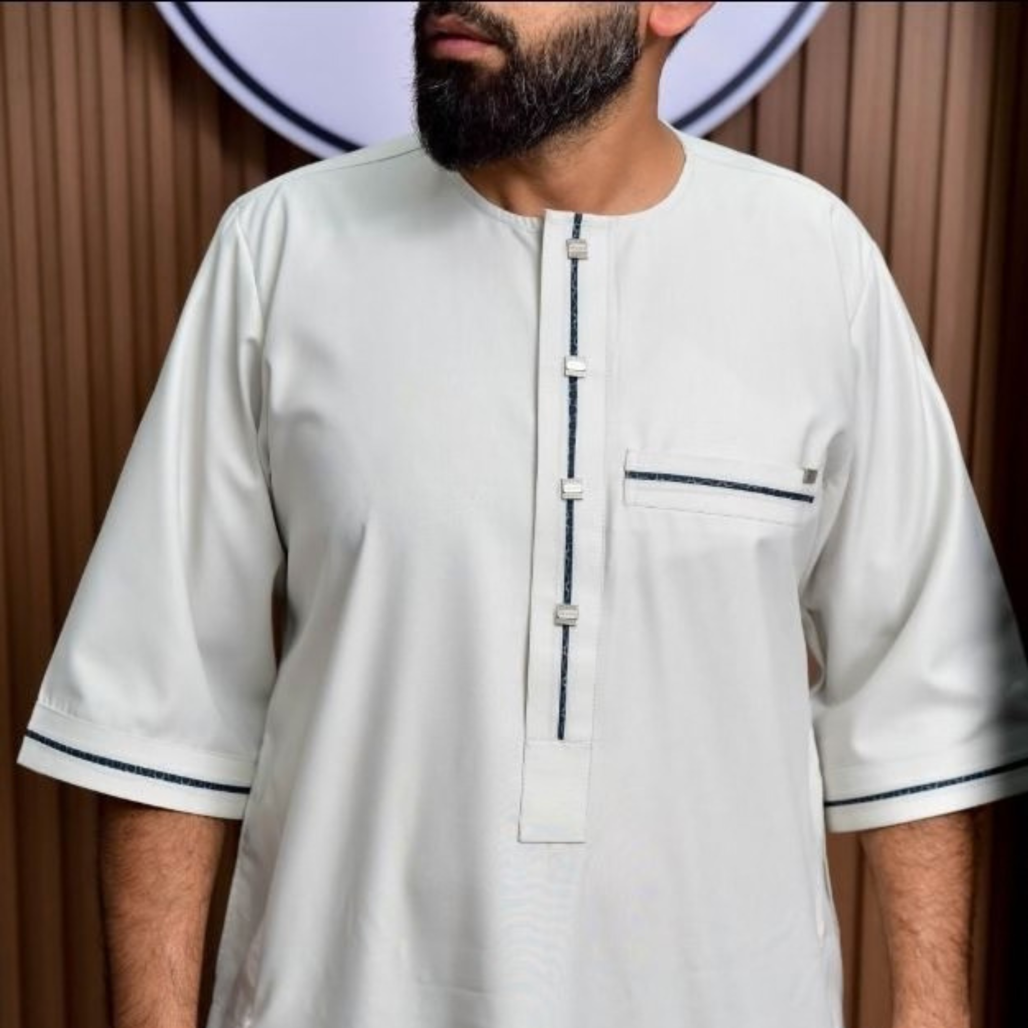 Qamis Blanc Perle – Finition  Émiratie